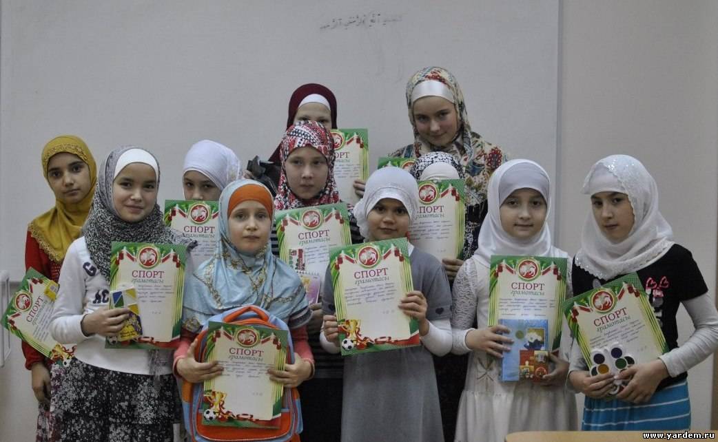 В мечети "Ярдэм" прошли соревнования по шашкам среди юных мусульманок
