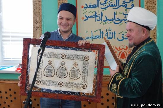 Сотрудник фонда "Ярдэм" Айнур Ахметшин поздравил с юбилеем прихожан  Балтасинской соборной мечети. Общие новости