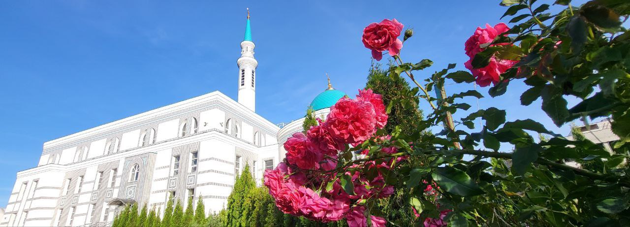 Во дворе мечети "Ярдэм" царит осеннее солнце