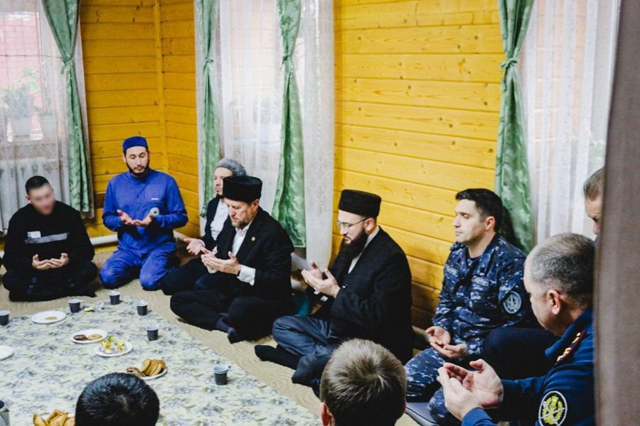 Руководители ДУМ РТ и фонда «Ярдам-Помощь» посетили исправительную колонию