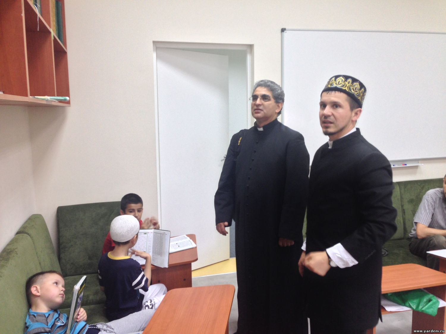 Настоятель католического храма  Диогенез Уркиза посетил мечеть "Ярдэм"